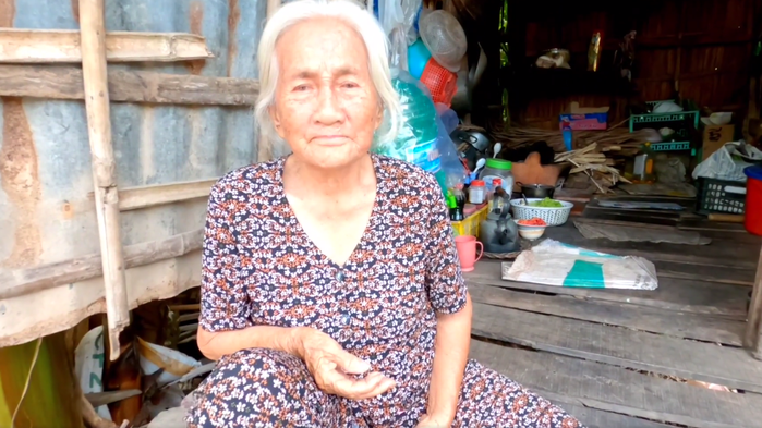 Ngoại 91 tuổi đơn chiếc tắm gội dưới sông, có lúc gặp cả phân bò