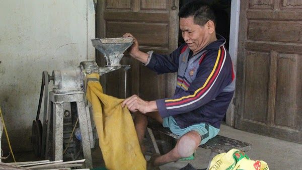 Người cha già “đi bằng 4 chân”, làm đủ mọi nghề nuôi 3 con học đại học