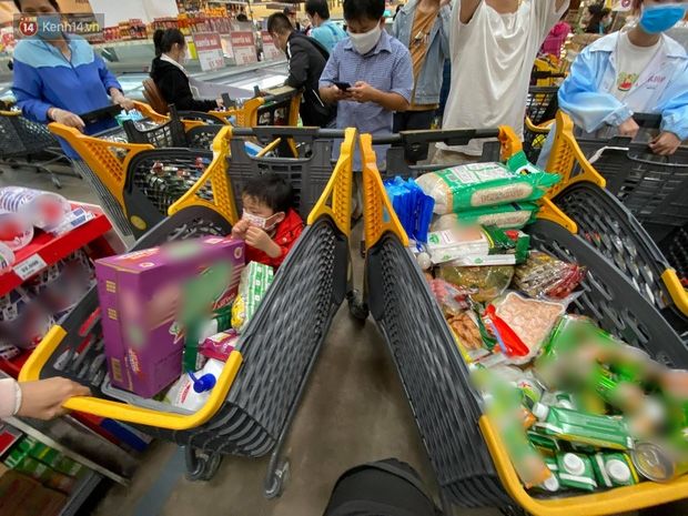 Người dân TP.HCM đổ xô đi mua thực phẩm trước giờ giãn cách xã hội