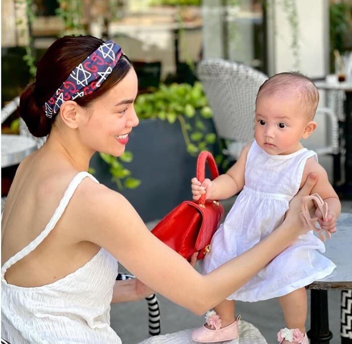 Nhóc tì nhà sao Việt mới vài tháng tuổi đã mê túi hiệu