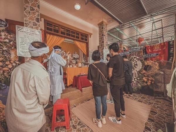 Hình ảnh đầu tiên trong đám tang NTK Nhật Dũng: Quá nghẹn ngào