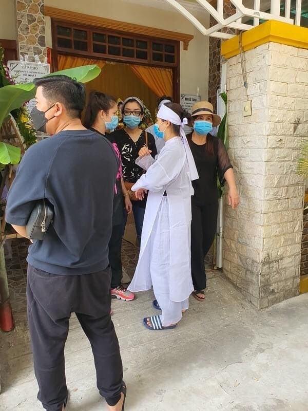 Hình ảnh đầu tiên trong đám tang NTK Nhật Dũng: Quá nghẹn ngào