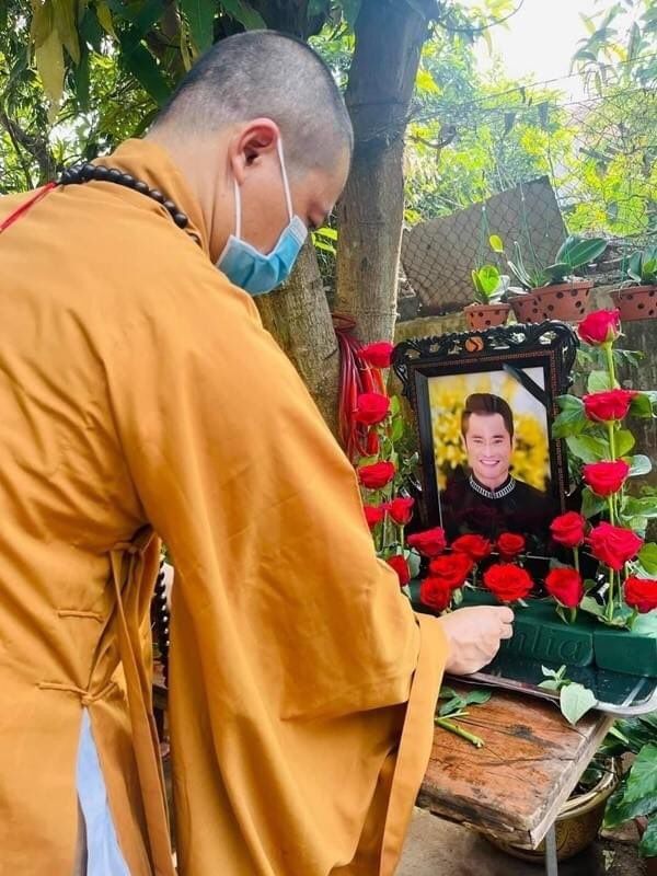 Hình ảnh đầu tiên trong đám tang NTK Nhật Dũng: Quá nghẹn ngào