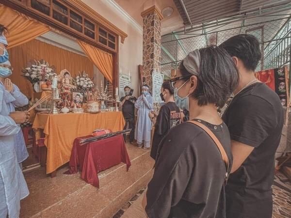 Hình ảnh đầu tiên trong đám tang NTK Nhật Dũng: Quá nghẹn ngào