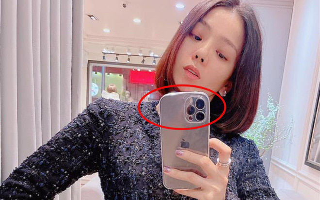 Những mỹ nhân Việt có siêu năng lực bẻ cong điện thoại