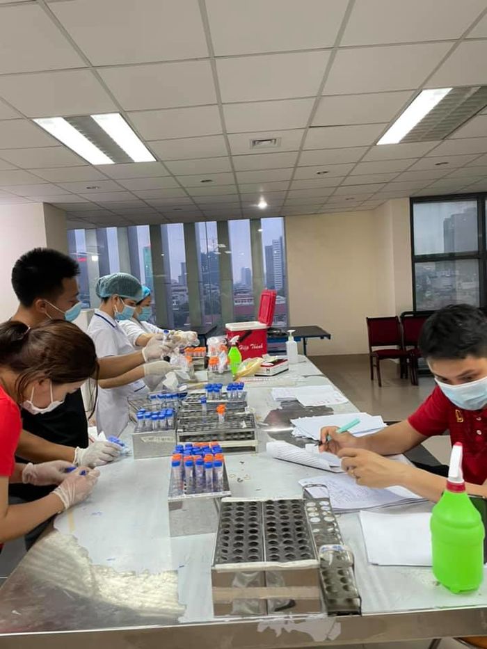 Nỗi lòng nhân viên lấy mẫu xét nghiệm Covid: Buồn vệ sinh cũng cố nhịn