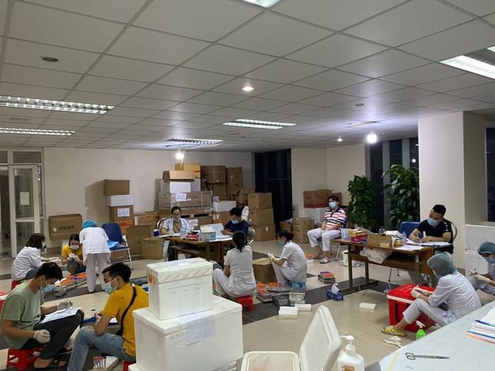 Nỗi lòng nhân viên lấy mẫu xét nghiệm Covid: Buồn vệ sinh cũng cố nhịn