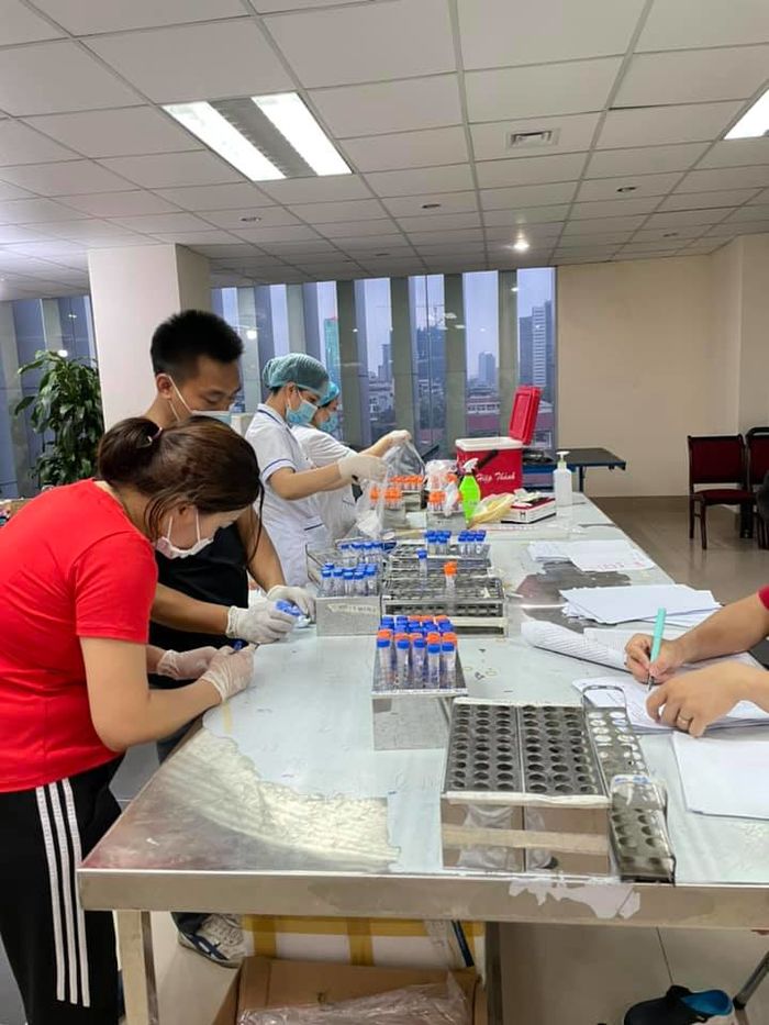 Nỗi lòng nhân viên lấy mẫu xét nghiệm Covid: Buồn vệ sinh cũng cố nhịn