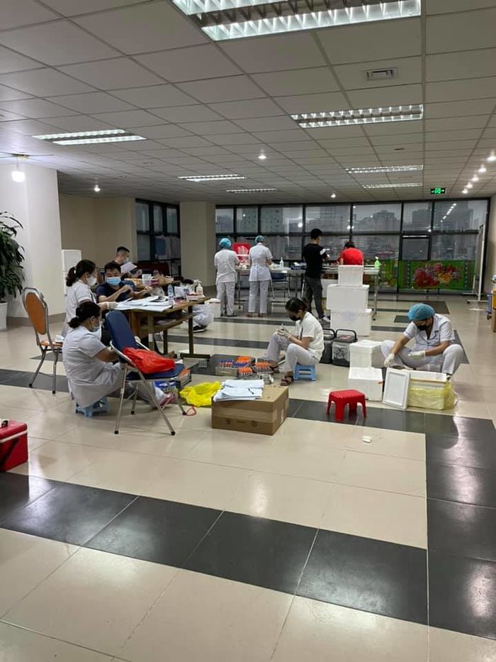 Nỗi lòng nhân viên lấy mẫu xét nghiệm Covid: Buồn vệ sinh cũng cố nhịn
