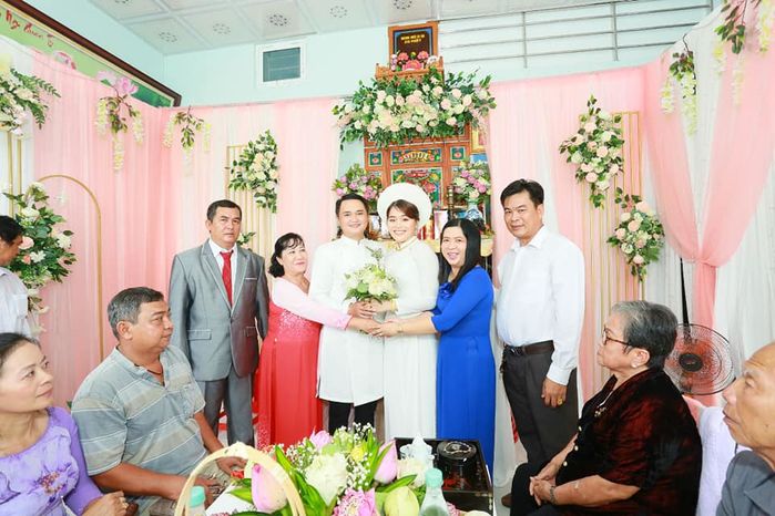 Ông xã quỳ gối chỉnh giày cho thánh sún Ngân Thảo trong lễ đính hôn