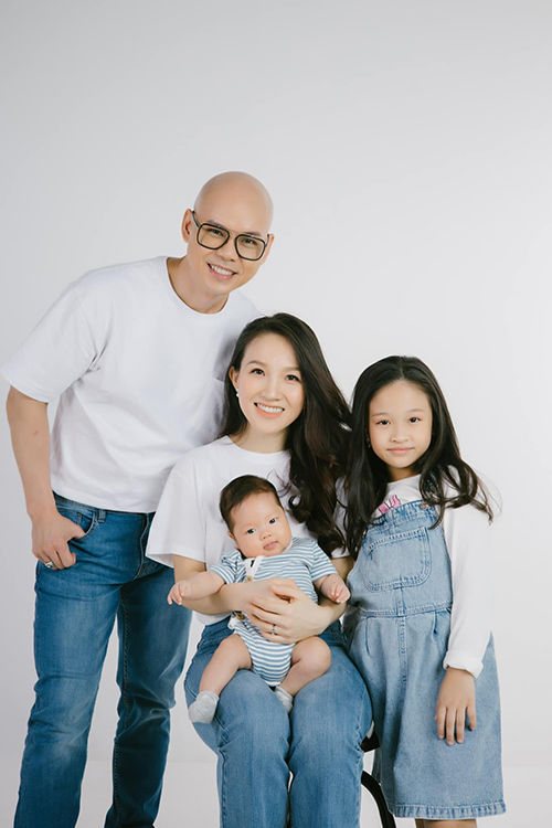 Phan Đinh Tùng cưới vợ mỹ nhân, sinh 2 con tóc dày khác hẳn gen bố