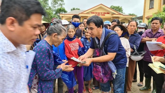 Quyền Linh đi quay chương trình nào cũng móc tiền túi giúp đỡ bà con