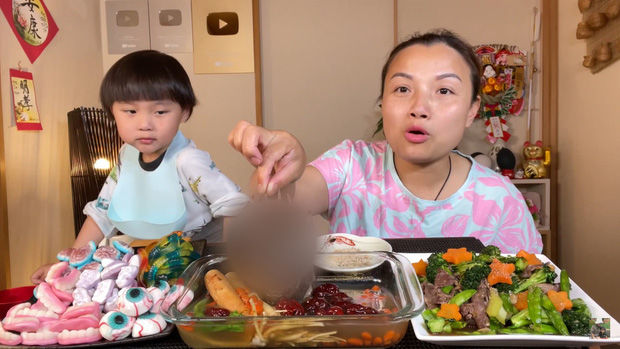Quỳnh Trần JP gây tranh cãi vì để bé Sa chào cô chú giữa trời nắng