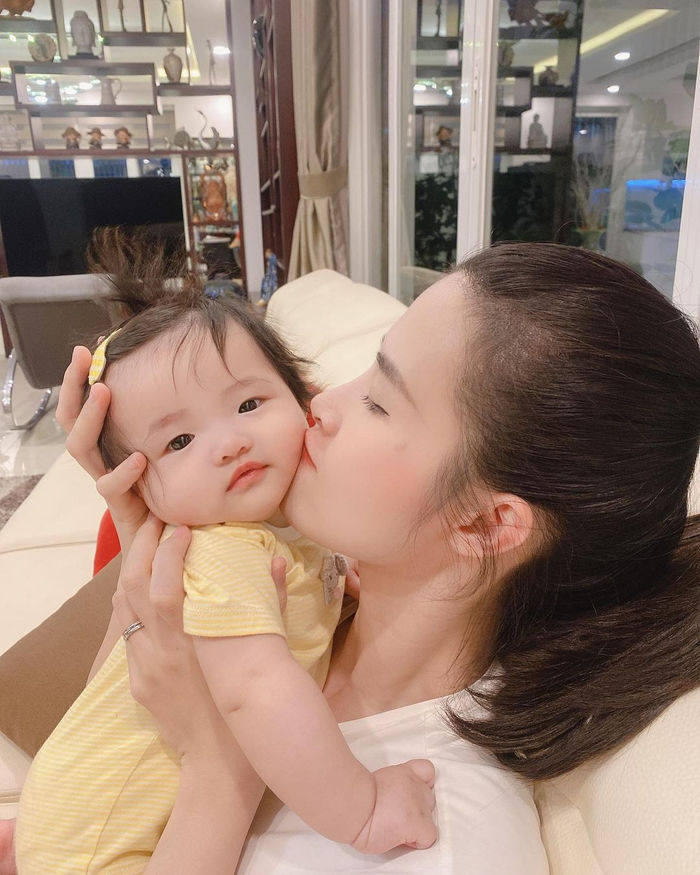 Rụng tim với loạt ảnh đôi của mẹ con Đông Nhi