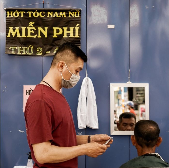 Sài Gòn dễ thương muốn xỉu: Thêm tiệm tóc miễn phí cho người nghèo