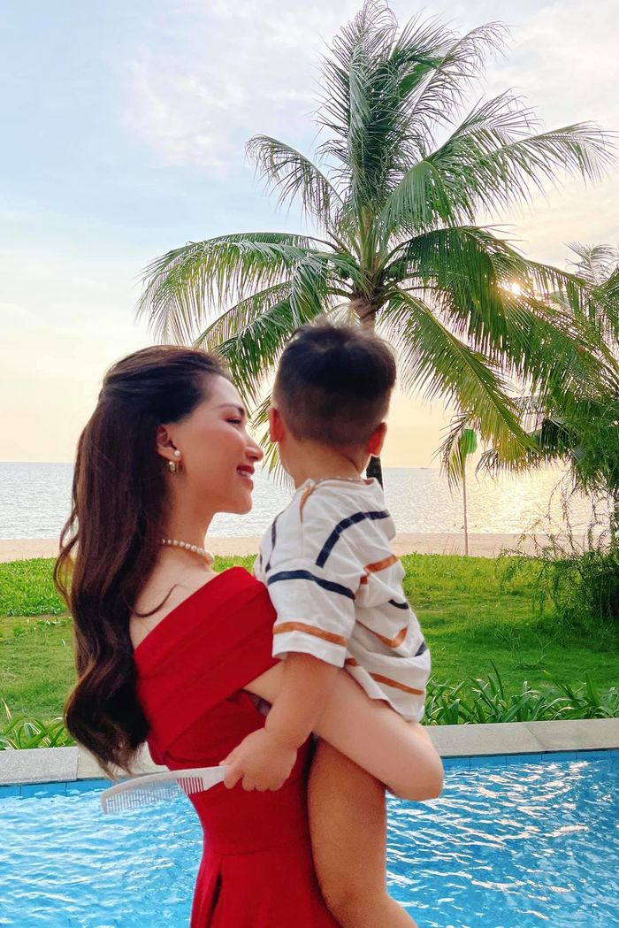 Sao Việt bất ngờ khoe con: Phạm Hương gây tranh cãi