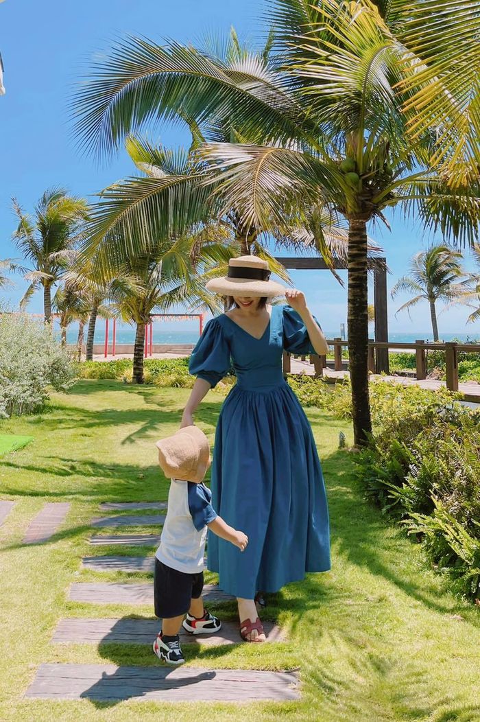 Sao Việt bất ngờ khoe con: Phạm Hương gây tranh cãi