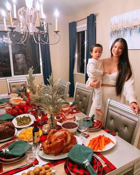 Sao Việt bất ngờ khoe con: Phạm Hương gây tranh cãi
