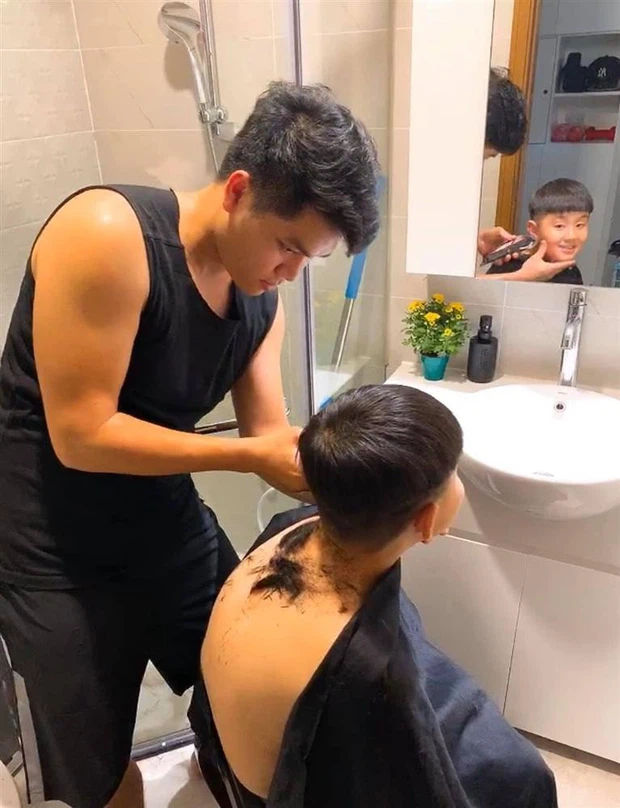 Sao Việt cắt tóc cho người thân: Người được khen, người thành thảm họa