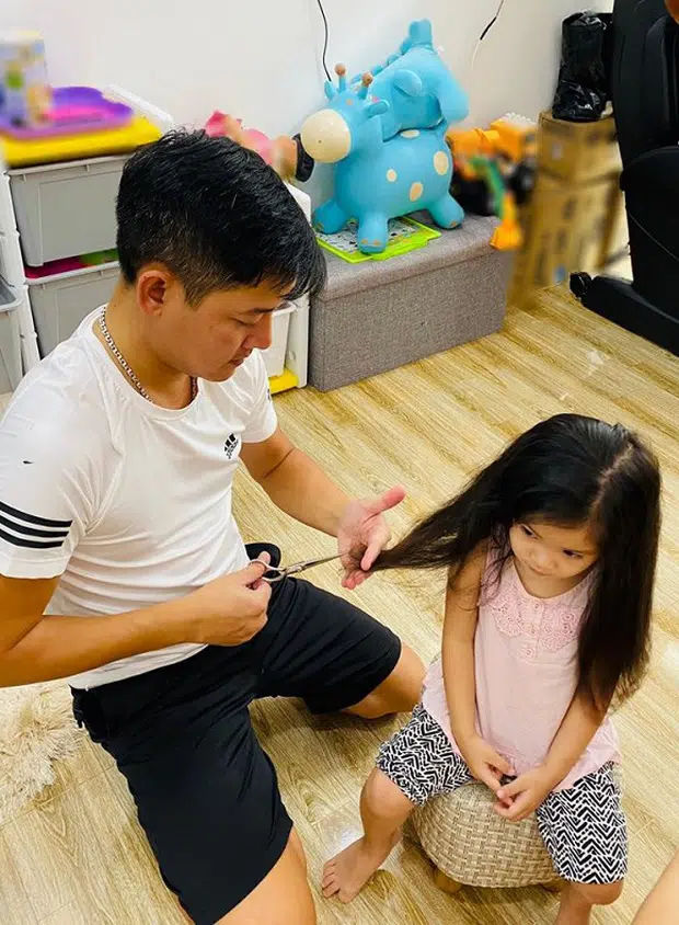 Sao Việt cắt tóc cho người thân: Người được khen, người thành thảm họa
