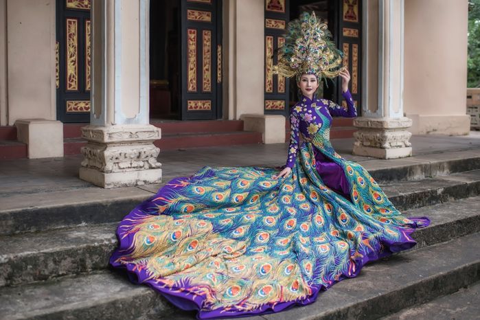 Sao Việt gặp sự cố với trang phục dân tộc: Khánh Vân đổ máu