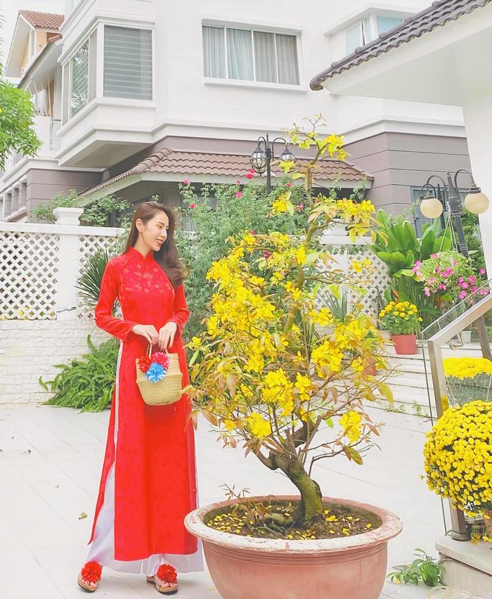 Nghèo khó được gửi vào chùa, tu viện: Vy Oanh, Thủy Tiên giờ giàu sụ