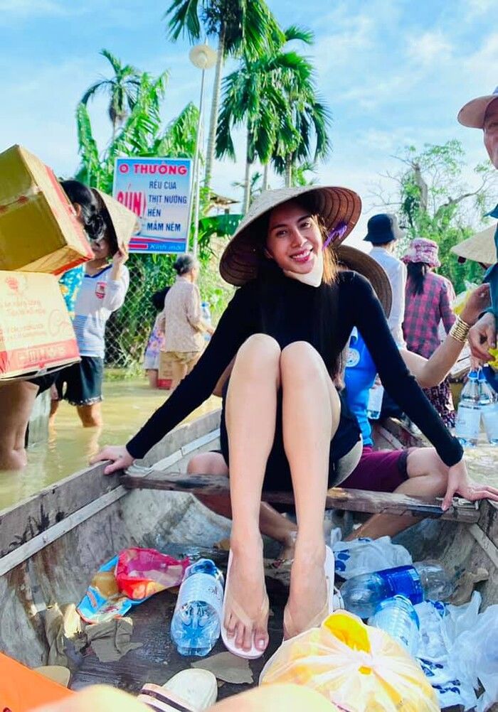 Nghèo khó được gửi vào chùa, tu viện: Vy Oanh, Thủy Tiên giờ giàu sụ