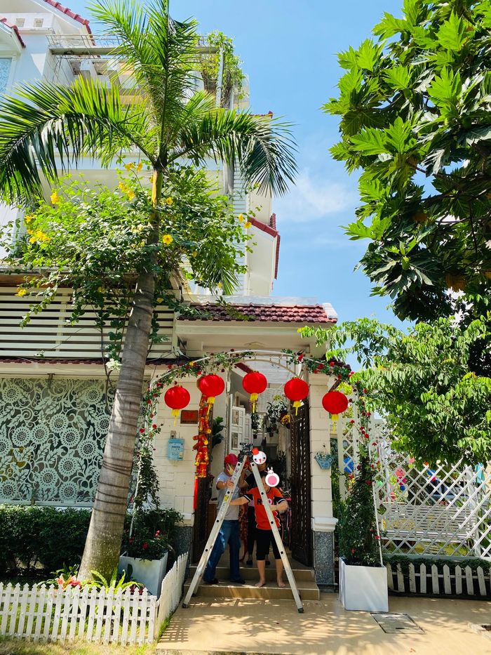 Nghèo khó được gửi vào chùa, tu viện: Vy Oanh, Thủy Tiên giờ giàu sụ