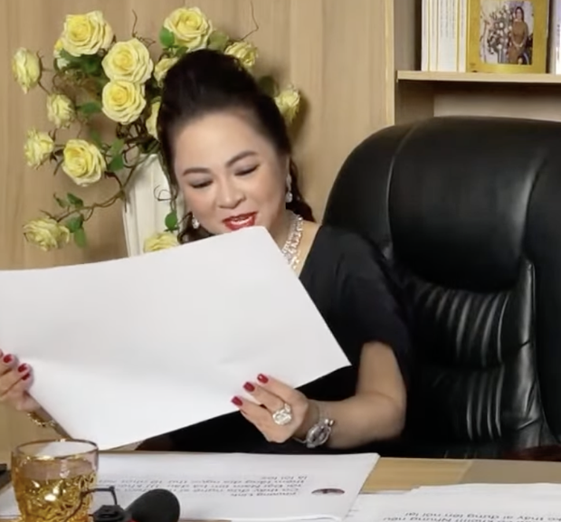 Chán khẩu chiến trên MXH, bà Phương Hằng chính thức nói lời xin lỗi