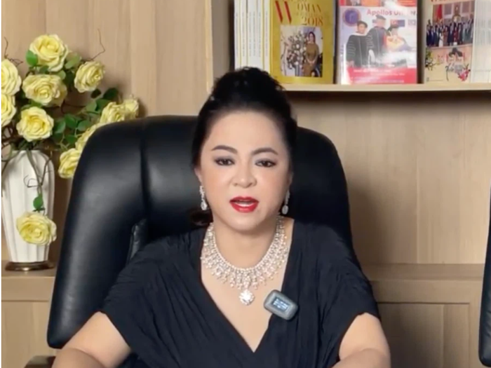 Chán khẩu chiến trên MXH, bà Phương Hằng chính thức nói lời xin lỗi