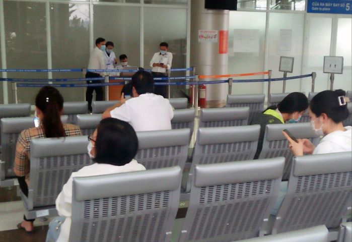 Thái độ không hợp tác của hành khách đi cùng chuyến bay với BN Covid