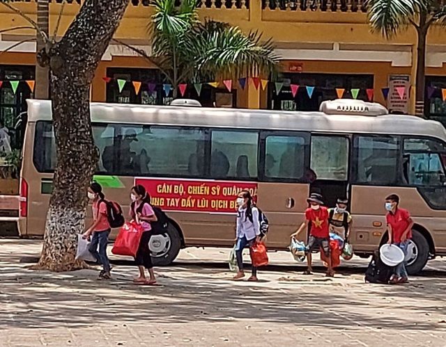 Thầy hiệu phó thương trò như con, xin được cách ly cùng 64 học sinh