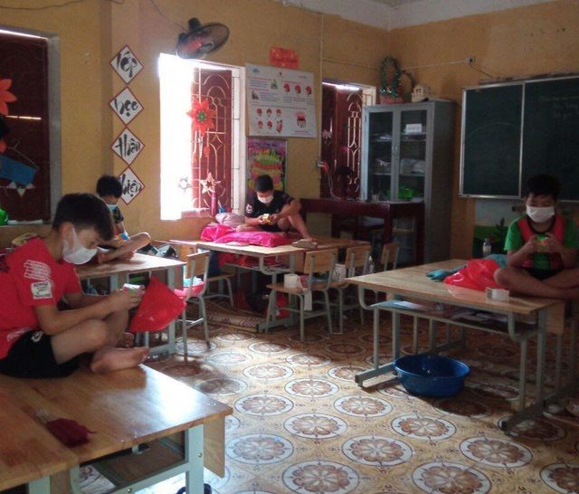 Thầy hiệu phó thương trò như con, xin được cách ly cùng 64 học sinh