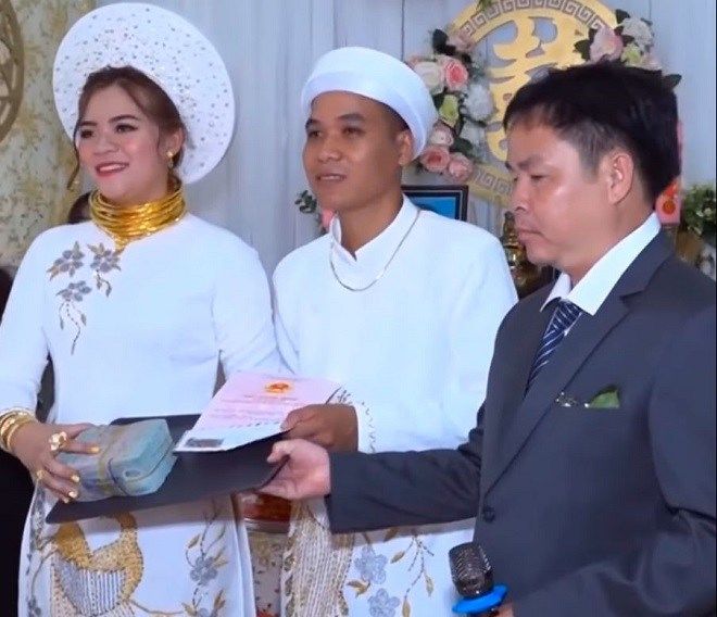 Xuýt xoa đám cưới khủng: Cô dâu đeo vàng trĩu cổ, của hồi môn là sổ đỏ