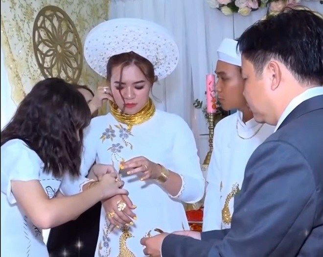 Xuýt xoa đám cưới khủng: Cô dâu đeo vàng trĩu cổ, của hồi môn là sổ đỏ