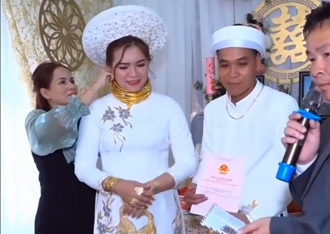 Xuýt xoa đám cưới khủng: Cô dâu đeo vàng trĩu cổ, của hồi môn là sổ đỏ