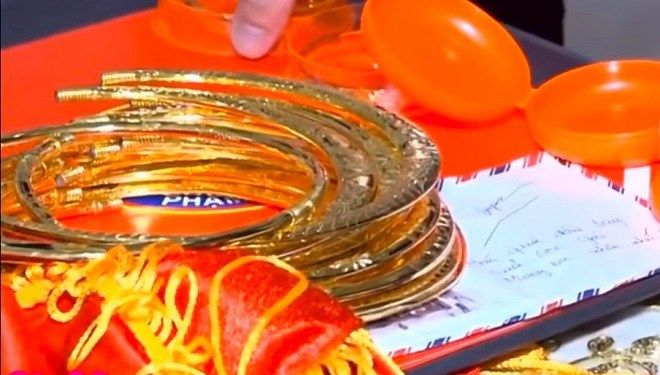 Xuýt xoa đám cưới khủng: Cô dâu đeo vàng trĩu cổ, của hồi môn là sổ đỏ