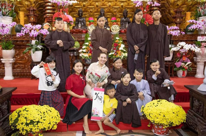 Thương con gái y tá mắc Covid-19, Phi Nhung thu xếp công việc sang Mỹ