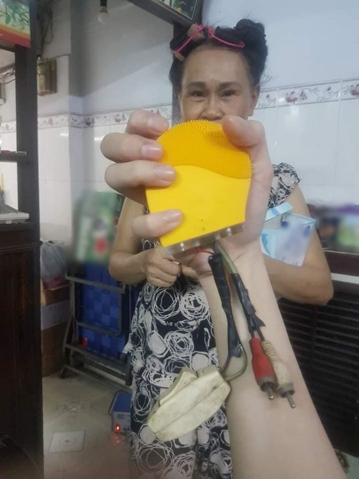 Thương vợ, chồng chế máy rửa mặt bá đạo ông dám sửa tui dám xài
