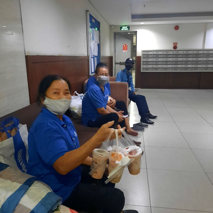 Nghĩa tình ở chung cư Thủ Đức bị cách ly: Cafe, bánh mì được miễn phí