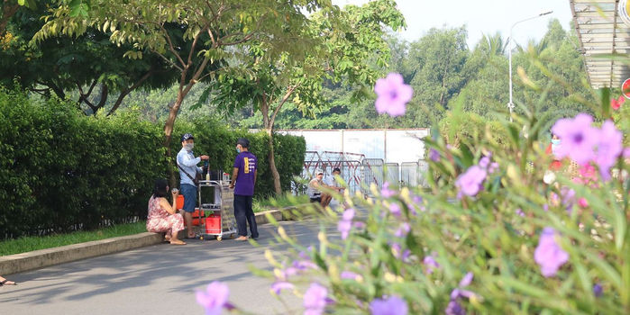 Nghĩa tình ở chung cư Thủ Đức bị cách ly: Cafe, bánh mì được miễn phí