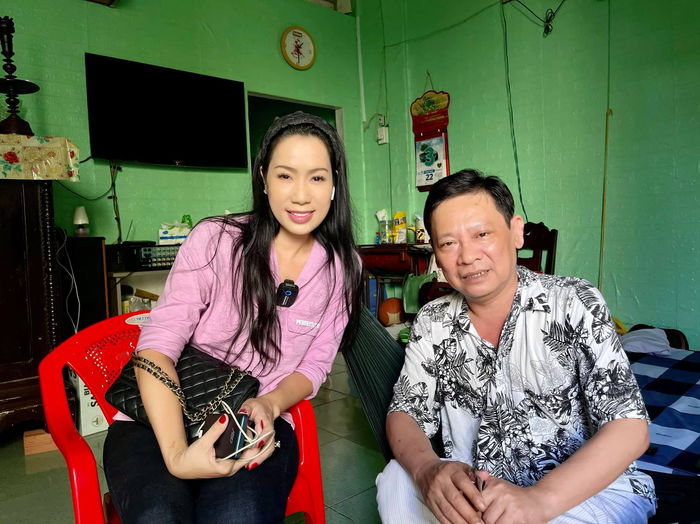 Trịnh Kim Chi đến tặng tiền cho nam nghệ sĩ 3 lần phẫu thuật bỏ chân