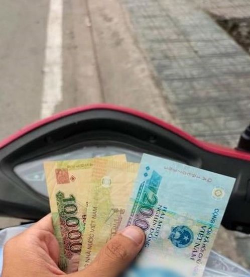 Ví còn 50k, bác xe ôm vẫn gửi 40k mua hộp khẩu trang ủng hộ Bắc Giang