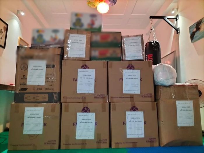 Ví còn 50k, bác xe ôm vẫn gửi 40k mua hộp khẩu trang ủng hộ Bắc Giang