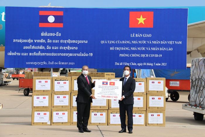 Việt Nam hỗ trợ Lào hơn 10 tỷ để chống dịch Covid-19