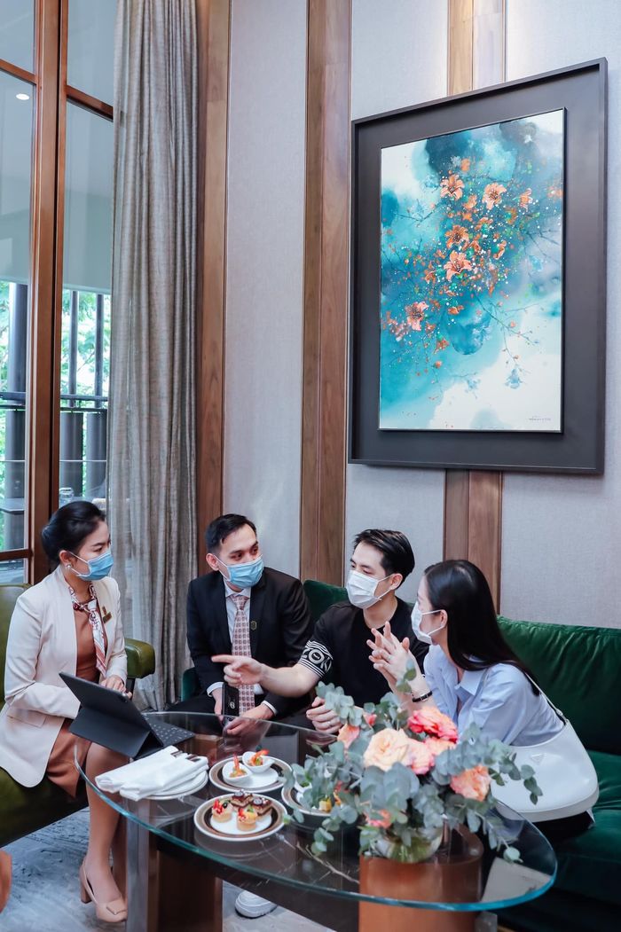 Đông Nhi - Ông Cao Thắng đi mua căn hộ hàng hiệu bậc nhất thế giới