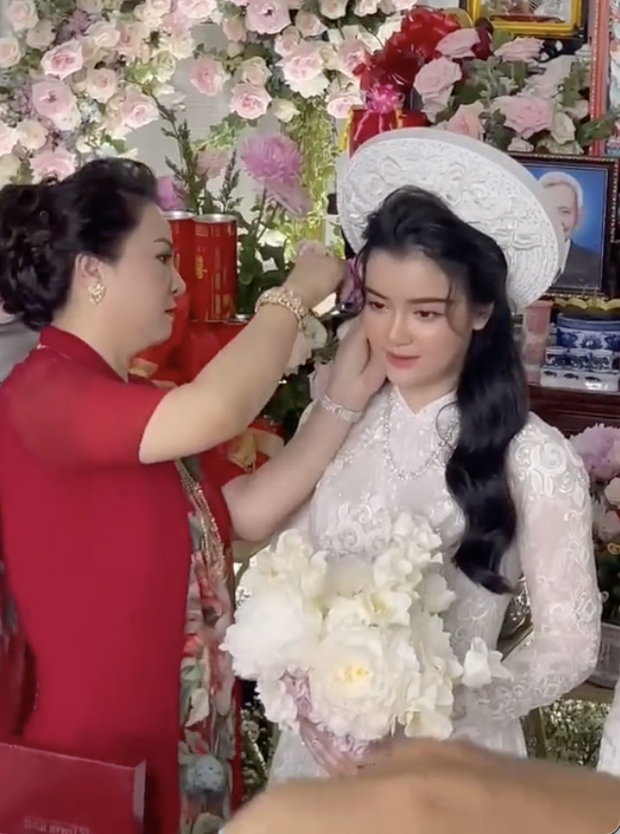 Vợ ông Dũng lò vôi nhận xét con dâu: Đẹp như tôi hồi lúc còn trẻ