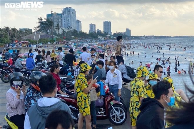 Biển Vũng Tàu chật kín người, Sở Y Tế thông báo khẩn truy tìm 2 F1