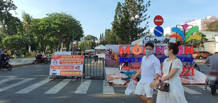 Biển Vũng Tàu chật kín người, Sở Y Tế thông báo khẩn truy tìm 2 F1