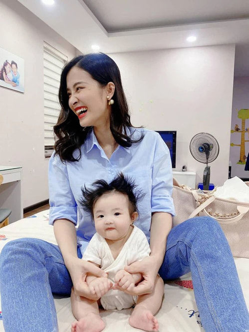 Winnie quá xinh, Đông Nhi hết tạo mẫu tóc lại làm đủ trò với ái nữ